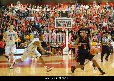 Gen 07, 2012 - Piscataway, New Jersey, Stati Uniti - Rutgers Scarlet Knights guard Myles Mack (4) Controlla il clock durante il tentativo di eseguire il gioco, evitando di Connecticut Huskies guard Ryan Boatright (11) durante la seconda metà orientale grande NCAA di pallacanestro degli uomini di azione tra #8 UConn e Rutgers al Louis Brow Foto Stock