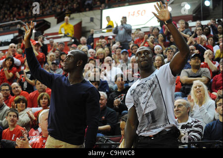 Gen 07, 2012 - Piscataway, New Jersey, Stati Uniti - NFL giocando Rutgers alumni, fratelli Devin McCourty (sinistra, New England) e Jason McCourty (destra, Tennessee) ricevere un ovation durante il primo semestre del grande oriente NCAA di pallacanestro degli uomini di azione tra #8 UConn e Rutgers al Louis Brown Rutgers Athletic Cento Foto Stock