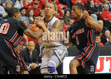 Gen 07, 2012 - Piscataway, New Jersey, Stati Uniti - Connecticut Huskies guard Shabazz Napier (13) combatte Rutgers Scarlet Knights guard/avanti Mike Poole (10) per la sfera durante il primo semestre del grande oriente NCAA di pallacanestro degli uomini di azione tra #8 UConn e Rutgers al Louis Brown Rutgers Athletic Center. UConn Foto Stock