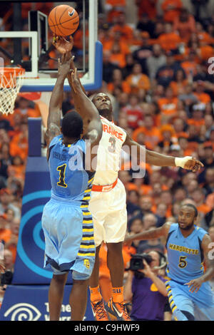 7 gennaio 2012 - Syracuse, New York, Stati Uniti - Siracusa Orange guard Dion camerieri (3) blocchi il punto tre shot dalla Marquette Golden Eagles guard Dario Johnson-Odom (1) nella seconda metà al Carrier Dome in Syracuse, New York. Il numero uno in classifica Siracusa sconfitto Marquette 73-66 per rimanere imbattuto in fron Foto Stock