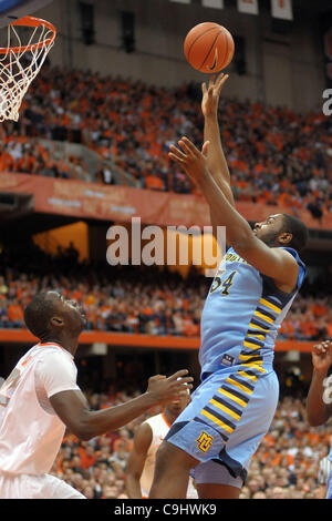 7 gennaio 2012 - Syracuse, New York, Stati Uniti - Marquette aquile reali in avanti Davante Gardner (54) prende il colpo su Siracusa centro Orange Baye Moussa Keita (12) nella vernice nella prima metà al Carrier Dome in Syracuse, New York. Il numero uno in classifica Siracusa conduce Marquette 37-19 a metà. (Credito mi Foto Stock