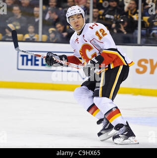 5 gennaio 2012 - Boston, Massachusetts, STATI UNITI - Calgary Flames ala destra Jarome Iginla (12). Il Boston Bruins portano la Calgary Flames 3 - 0 dopo il primo periodo a TD Garden. (Credito Immagine: © Geoff Bolte/Southcreek/ZUMAPRESS.com) Foto Stock