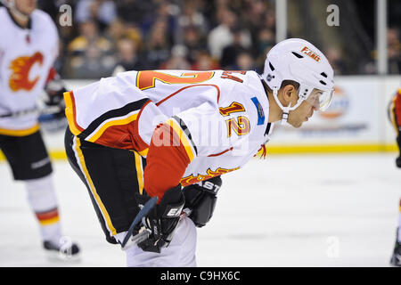 5 gennaio 2012 - Boston, Massachusetts, STATI UNITI - Calgary Flames ala destra Jarome Iginla (12) attende la face-off. Il Boston Bruins portano la Calgary Flames 3 - 0 dopo il primo periodo a TD Garden. (Credito Immagine: © Geoff Bolte/Southcreek/ZUMAPRESS.com) Foto Stock