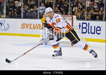 5 gennaio 2012 - Boston, Massachusetts, STATI UNITI - Calgary Flames ala destra Jarome Iginla (12) pattini verso il puck. Il Boston Bruins portano la Calgary Flames 3 - 0 dopo il primo periodo a TD Garden. (Credito Immagine: © Geoff Bolte/Southcreek/ZUMAPRESS.com) Foto Stock