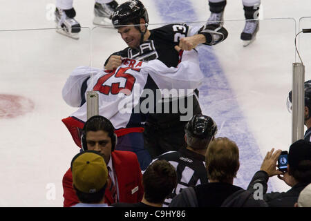 Gen 9, 2012 - Los Angeles, California, Stati Uniti - LA Kings Willie Mitchell (33) spezzoni fuori con capitelli di Washington Jason Chimera (25) come tifosi guardare nel terzo periodo di azione. Il Re sconfitta capitali di Washington 5-2. (Credito Immagine: © Josh Cappella/Southcreek/ZUMAPRESS.com) Foto Stock