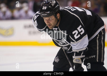 Gen 9, 2012 - Los Angeles, California, Stati Uniti - Los Angeles Kings Dustin Penner (25) occhi un faceoff nel secondo periodo di azione. Il Re sconfitta capitali di Washington 5-2. (Credito Immagine: © Josh Cappella/Southcreek/ZUMAPRESS.com) Foto Stock