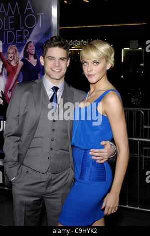 Jeremy Jordan, Ashley Spencer presso gli arrivi di rumore gioioso Premiere, Grauman's Chinese Theatre di Los Angeles, CA 9 gennaio 2012. Foto Da: Michael Germana/Everett Collection Foto Stock