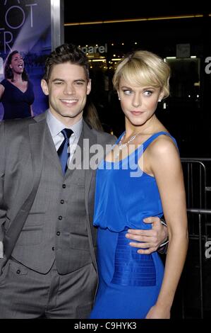 Jeremy Jordan, Ashley Spencer presso gli arrivi di rumore gioioso Premiere, Grauman's Chinese Theatre di Los Angeles, CA 9 gennaio 2012. Foto Da: Michael Germana/Everett Collection Foto Stock