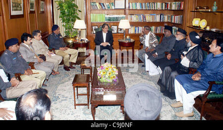 Governatore del Sindh, Dr.Ishrat-ul-Ibad Khan in riunione con la delegazione di Ulemas sciita a casa del governatore a Karachi Foto Stock