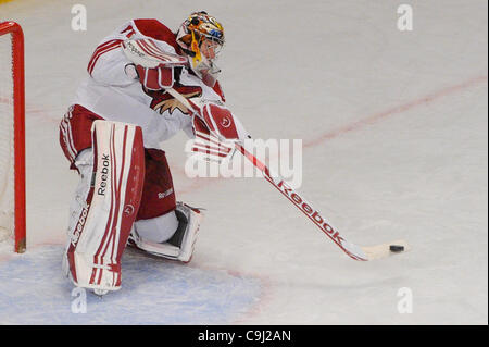 Gen. 10, 2012 - New York New York, Stati Uniti - Phoenix Coyote goalie Mike Smith (41) capovolge un pass la lunghezza del ghiaccio durante il primo periodo di azione di NHL tra il Phoenix Coyote e il New York Rangers al Madison Square Garden. (Credito Immagine: © sarà Schneekloth/Southcreek/ZUMAPRESS.com) Foto Stock