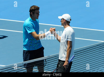 11.01.2012 Sydney, Australia. Kubot congraatulates Del Porto durante il secondo turno gioco. Juan Martin Del Potro (ARG)) V Lukasz Kubot (POL). Del Porto sconfigge Lukasz 6-4 6-2 sul Centre Court presso l'Australian Apia International Foto Stock