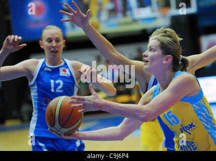 Undicesimo round Eurolega donne, gruppo A, ZVVZ USK Praha vs Valencie, 11 genn. 2012. Eva Viteckova (USK Praha) (a destra) e Ann Wauters (Valencie). (CTK foto/Michal Dolezal) Foto Stock