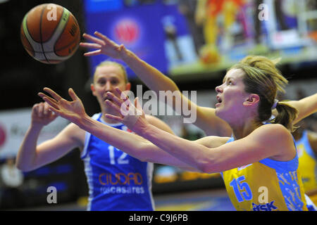 Undicesimo round Eurolega donne, gruppo A, ZVVZ USK Praha vs Valencie, 11 genn. 2012. Eva Viteckova (USK Praha) (a destra) e Ann Wauters (Valencie). (CTK foto/Michal Dolezal) Foto Stock