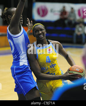 Undicesimo round Eurolega donne, gruppo A, ZVVZ USK Praha vs Valencie, 11 genn. 2012. Delisha Milton-Jones (USK Praha) (a destra) e Sancho Lyttle (Valencie). (CTK foto/Michal Dolezal) Foto Stock