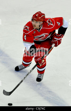 Gen. 10, 2012 - Raleigh, North Carolina, Stati Uniti - Carolina Hurricanes defenceman Jamie McBain (4) durante il gioco tonights.volantini sconfitto uragani 2-1 a RBC Center in Raleigh North Carolina. (Credito Immagine: © Anthony Barham/Southcreek/ZUMAPRESS.com) Foto Stock