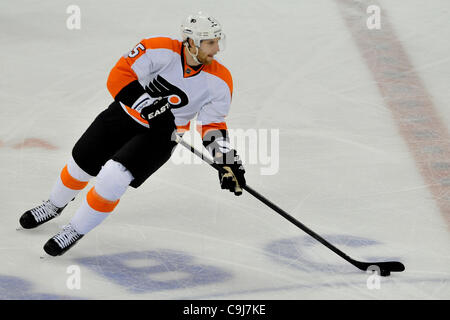 Gen. 10, 2012 - Raleigh, North Carolina, Stati Uniti - Philadelphia Flyers defenceman Matt Carle (25) durante il gioco tonights.volantini sconfitto uragani 2-1 a RBC Center in Raleigh North Carolina. (Credito Immagine: © Anthony Barham/Southcreek/ZUMAPRESS.com) Foto Stock