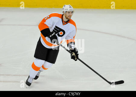 Gen. 10, 2012 - Raleigh, North Carolina, Stati Uniti - Philadelphia Flyers defenceman Braydon Coburn (5) durante il gioco tonights.volantini sconfitto uragani 2-1 a RBC Center in Raleigh North Carolina. (Credito Immagine: © Anthony Barham/Southcreek/ZUMAPRESS.com) Foto Stock