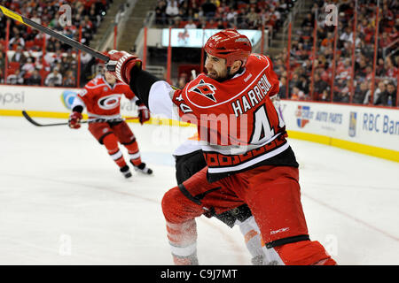 Gen. 10, 2012 - Raleigh, North Carolina, Stati Uniti - Carolina Hurricanes defenceman Jay Harrison (44) durante il gioco tonights.volantini sconfitto uragani 2-1 a RBC Center in Raleigh North Carolina. (Credito Immagine: © Anthony Barham/Southcreek/ZUMAPRESS.com) Foto Stock