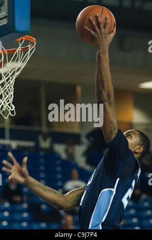 11 gennaio 2012 - Newark, Delaware, Stati Uniti d'America - 01/11/12 Newark DE: Old Dominion Guard Kent Bazemore #24 perpares dunk la pallacanestro durante un Colonial Athletic Association conference Gioco di basket a Delaware Wed, 11 genn. 2012 al Bob Carpenter Center di Newark Delaware. (Cred Foto Stock