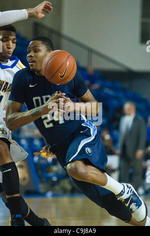 11 gennaio 2012 - Newark, Delaware, Stati Uniti d'America - 01/11/12 Newark DE: Old Dominion Guard Kent Bazemore #24 guidare lungo la corsia e perde il controllo della palla durante un Colonial Athletic Association conference Gioco di basket a Delaware Wed, 11 genn. 2012 al Bob Carpenter Center di New Foto Stock