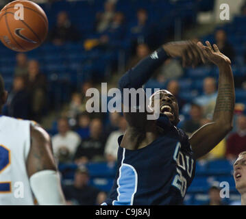 11 gennaio 2012 - Newark, Delaware, Stati Uniti d'America - 01/11/12 Newark DE: Old Dominion avanti Senior Chris Cooper #20 è incrostata sul suo braccio sinistro durante il tentativo di eseguire un lay up durante un Colonial Athletic Association conference Gioco di basket a Delaware Wed, 11 genn. 2012 al Bob Carpenter Cento Foto Stock