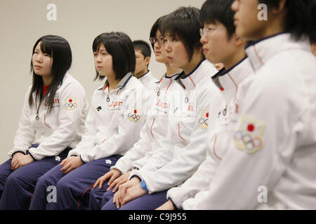 La gioventù Olympic Team giapponese cerimonia di partenza, 12 gennaio 2012 - Olimpiadi della Gioventù : il team giapponese che ha partecipato a un progetto TSUBASDA supportato da cio a cui hanno partecipato alla cerimonia di partenza per l'inverno Olimpiadi della Gioventù 2012 nell'Aeroporto di Narita, Chiba, Giappone. La scuola studente del vict Foto Stock