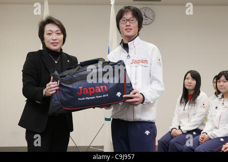 Seiko Hashimoto (JPN), 12 gennaio 2012 - Olimpiadi della Gioventù : il team giapponese che ha partecipato a un progetto TSUBASDA supportato da cio a cui hanno partecipato alla cerimonia di partenza per l'inverno Olimpiadi della Gioventù 2012 nell'Aeroporto di Narita, Chiba, Giappone. Il junior studente di scuola superiore della vittima del Tohoku earthqu Foto Stock