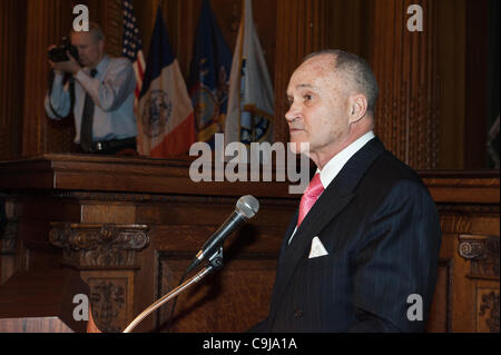 11 gennaio 2012 - Brooklyn, New York, Stati Uniti d'America: NYPD New York City il commissario di polizia Raymond W. Kelly dà Discorso a seconda annua Interfaith memoriale di servizio per Haiti, mercoledì notte a Brooklyn Borough Hall di New York. Foto Stock