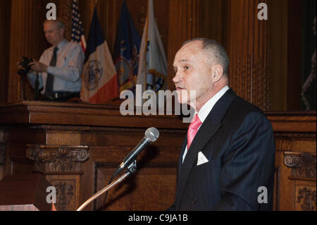 11 gennaio 2012 - Brooklyn, New York, Stati Uniti d'America: NYPD New York City il commissario di polizia Raymond W. Kelly dà Discorso a seconda annua Interfaith memoriale di servizio per Haiti, mercoledì notte a Brooklyn Borough Hall di New York. Foto Stock