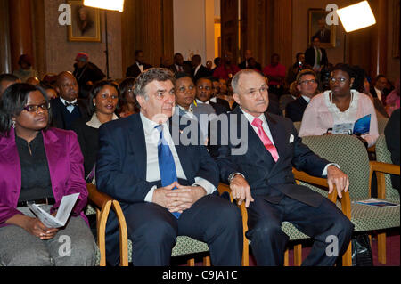 11 gennaio 2012 - Brooklyn, New York, Stati Uniti d'America: NYPD New York City Polizia Ray Kelly (bancata anteriore, destra) Discorso di apertura della seconda annua Interfaith memoriale di servizio per Haiti, mercoledì notte a Brooklyn Borough Hall di New York. Foto Stock