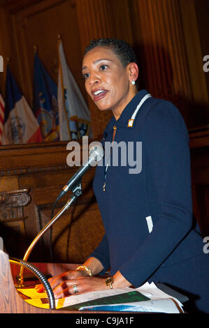 11 gennaio 2012 - Brooklyn, New York, Stati Uniti d'America: Natalie Bowen-Mckenzie è Maestro di Cerimonia della seconda annua Interfaith memoriale di servizio per Haiti, mercoledì notte a Brooklyn Borough Hall. Il servizio era tenuta due anni dopo che il PM 7.0 terremoto ad Haiti. Foto Stock