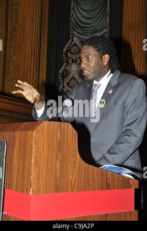 11 gennaio 2012 - Brooklyn, New York, Stati Uniti d'America: New York City membro del Consiglio Jumaane D. Williams (Dist. 45 - Dem) parla a seconda annua Interfaith memoriale di servizio per Haiti, mercoledì notte a Brooklyn Borough Hall. Il servizio era tenuta due anni dopo che il PM 7.0 terremoto ad Haiti. Foto Stock