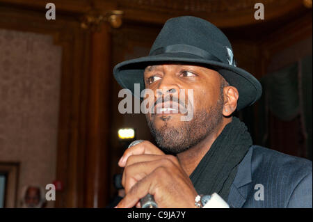 11 gennaio 2012 - Brooklyn, New York, Stati Uniti d'America: E-Uneek canta a seconda annua Interfaith memoriale di servizio per Haiti, mercoledì notte a Brooklyn Borough Hall. Il servizio era tenuta due anni dopo che il PM 7.0 terremoto ad Haiti. Foto Stock