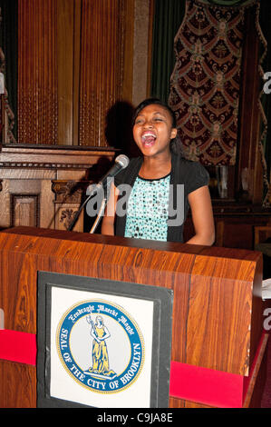 11 gennaio 2012 - Brooklyn, New York, Stati Uniti d'America: Sheimyrah Mighty, 13-anno-vecchio Jamaican Haitian-American, canta l inno nazionale a seconda annua Interfaith memoriale di servizio per Haiti, mercoledì notte a Brooklyn Borough Hall. Il servizio era tenuta due anni dopo che il PM 7.0 terremoto ad Haiti. Foto Stock