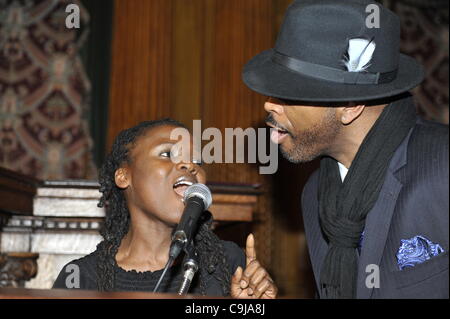 11 gennaio 2012 - Brooklyn, New York, Stati Uniti d'America: Felina Backer e E-Uneek cantare a seconda annua Interfaith memoriale di servizio per Haiti, mercoledì notte a Brooklyn Borough Hall. Il servizio era tenuta due anni dopo che il PM 7.0 terremoto ad Haiti. Foto Stock