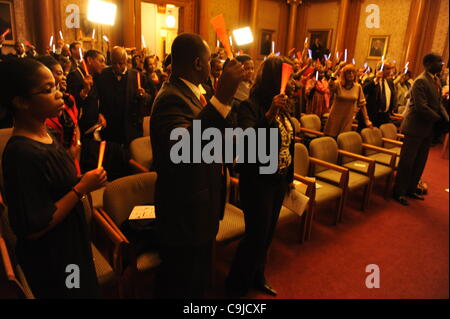 11 gennaio 2012 - Brooklyn, New York, USA: per commemorare il secondo anniversario della Mw 7.0 terremoto ad Haiti, persone solennemente tenere Glo-stick a seconda annua Interfaith memoriale di servizio per Haiti, mercoledì notte a Brooklyn Borough Hall. Foto Stock