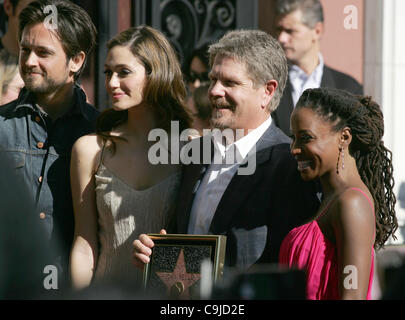 Gen 12, 2012 - Los Angeles, California, Stati Uniti - Da sinistra a destra Justin Chatwin, Emmy Rossum, John Wells e Shanola Hampton la cerimonia in onore di John Wells con una stella sulla Hollywood Walk of Fame giovedì, 12 gennaio 2012 a Hollywood, in California. (Credito Immagine: © Ringo Chiu/ZUMAPRE Foto Stock