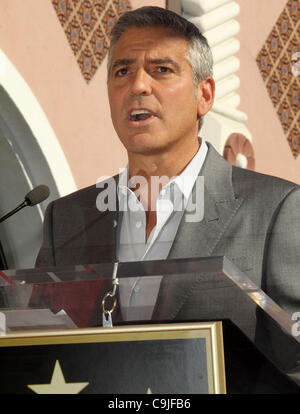 Gen 12, 2012 - Hollywood, California, Stati Uniti - Ho15469CHW .John Wells onorato con la stella sulla Hollywood Walk of Fame .Hollywood Blvd, Hollywood, CA - 10/15/2012.10/15/2011 .George Clooney . 2011(Immagine di credito: Â© Clinton Wallace/Globe foto/ZUMAPRESS.com) Foto Stock