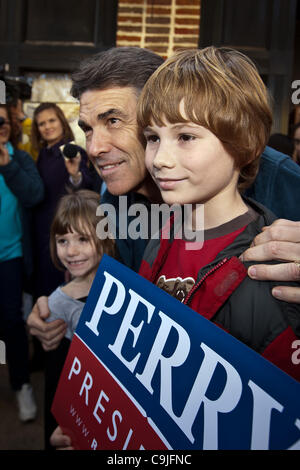 Presidenziale repubblicano speranzoso Gov. Rick Perry ha la sua foto scattata con due i vostri bambini durante una passeggiata attraverso la città vecchia a gennaio 12, 2012 in Summerville, Carolina del Sud. Foto Stock