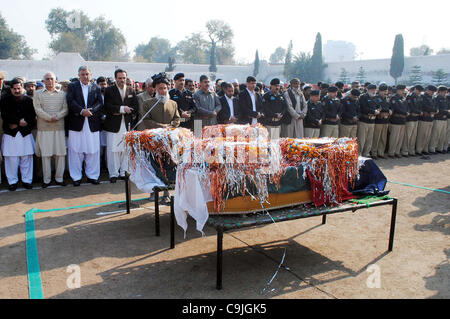 A Peshawar, Pakistan, Jan 13: le persone offrono la preghiera funebre dei poliziotti che sono stati uccisi in un attacco di militanti a Sarband post, alla corsia di polizia nella città di Peshawar venerdì 13 gennaio, 2012. Khyber-Pakhtoonkhawa Chief Minister, Ameer Haider Khan Hoti presente anche in questa occasione. Foto Stock