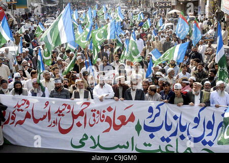 I sostenitori di Jamat-e-Islami (JI) stanno protestando in favore delle loro richieste durante il rally a capo di polizia ufficio a Karachi il Venerdì, 13 gennaio 2012. Foto Stock