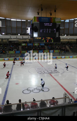 13/01/2012, Innsbruck, Austria. Hockey su ghiaccio match vs Finlandia Austria presso l'inverno Olimpiadi della Gioventù Foto Stock