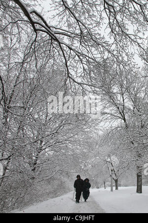 Gen 13, 2012 - Ottawa, Ontario, Canada - pedoni passeggiate durante la nevicata lungo Queen Elizabeth Drive a Ottawa. Pioggia e neve continuano a cadere Venerdì a Ottawa e dintorni eastern Ontario. (Credito Immagine: © Kamal Sellehuddin/ZUMAPRESS.com) Foto Stock