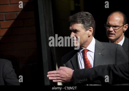 14 gennaio 2012 - Charleston, Sc, STATI UNITI D'AMERICA - candidato presidenziale repubblicano RICK PERRY si diparte il College of Charleston dopo aver partecipato ad un forum con altri candidati. South Carolina Primary si terrà nel gennaio 21st. (Credito Immagine: © Mark Makela/ZUMAPRESS.com) Foto Stock