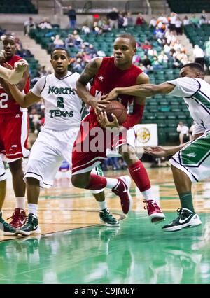 Gen 12, 2012 - Denton, Texas, Stati Uniti d'America - Western Kentucky Hilltoppers guard Derrick Gordon (5) in azione durante il gioco tra la Western Kentucky Hilltoppers e le università del Nord Texas significa verde a nord Texas Coliseum,Super Pit, in Denton, Texas. UNT sconfitti noi Foto Stock