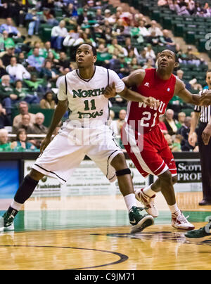 Gen 12, 2012 - Denton, Texas, Stati Uniti d'America - Nord Texas significa avanzamento verde Forrest Robinson (11) e Western Kentucky Hilltoppers avanti Nigel Snipes (21) in azione durante il gioco tra la Western Kentucky Hilltoppers e le università del Nord Texas significa verde a nord Texas Foto Stock