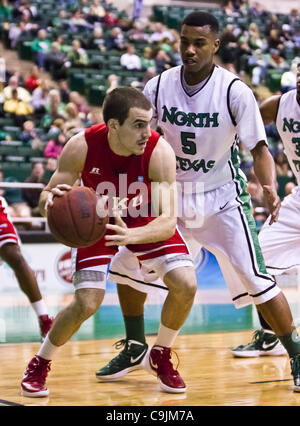 Gen 12, 2012 - Denton, Texas, Stati Uniti d'America - Western Kentucky Hilltoppers guard Kevin Kaspar (1) in azione durante il gioco tra la Western Kentucky Hilltoppers e le università del Nord Texas significa verde a nord Texas Coliseum,Super Pit, in Denton, Texas. UNT sconfitto West Foto Stock