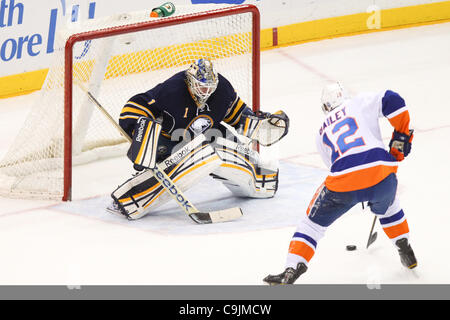 14 gennaio 2012 - Uniondale, New York, Stati Uniti - New York isolani centro Josh Bailey (12) prende un colpo di Buffalo Sabres goalie Jhonas Enroth (1) nel primo periodo a Nassau Veterans Memorial Coliseum, Uniondale, NY. (Credito Immagine: © Debby Wong/Southcreek/ZUMAPRESS.com) Foto Stock