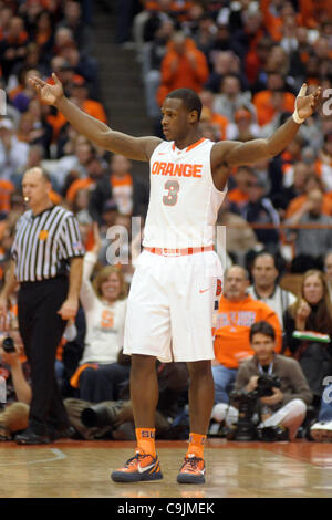 14 gennaio 2012 - Syracuse, New York, Stati Uniti - Siracusa Orange guard Dion camerieri (3) di segnali alla folla per ottenere forte nella prima metà contro la Provvidenza Frati al Carrier Dome in Syracuse, New York. La parte superiore classificato Siracusa filo arancione la Provvidenza frati 38-21 a metà. (Credito Immagine: © Michae Foto Stock