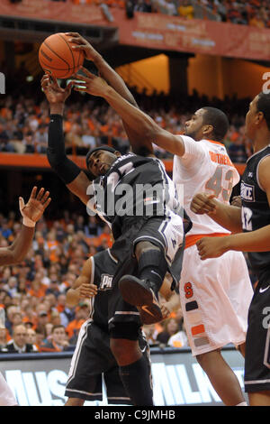 14 gennaio 2012 - Syracuse, New York, Stati Uniti - La Provvidenza frati avanti LaDontae Henton (23) tenta di tenere su il rimbalzo mentre viene sporcata da Siracusa Orange avanti James Southerland (43) nella seconda metà al Carrier Dome in Syracuse, New York. La parte superiore classificato Syracuse Orange ha sconfitto la Provvidenza Ven Foto Stock